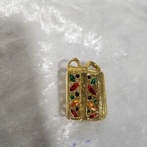 Christmas brooch gift has AAI on the back 1.1642